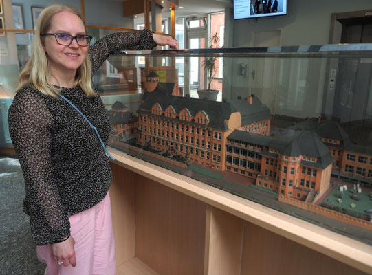 Im Eingangsbereich des Instituts steht ein Modell des Altbaus. Foto: Christoph Schumann, 2025