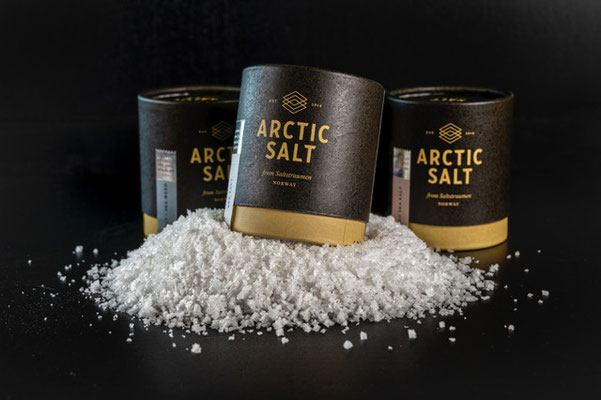 In nordisch-schlichter Designverpackung ist Salz von Arctic Salt auch ein perfektes Geschenk. Foto: PR/Arctic Salt