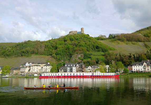 Das Flusskreuzfahrtschiff „Katharina von Bora“ am Kai in Bernkastel-Kues. Foto: Christoph Schumann, 2026