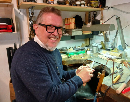 Uhrmacher Cedric Johner an seiner Werkbank im Atelier in Genf. Foto: Christoph Schumann, 2025