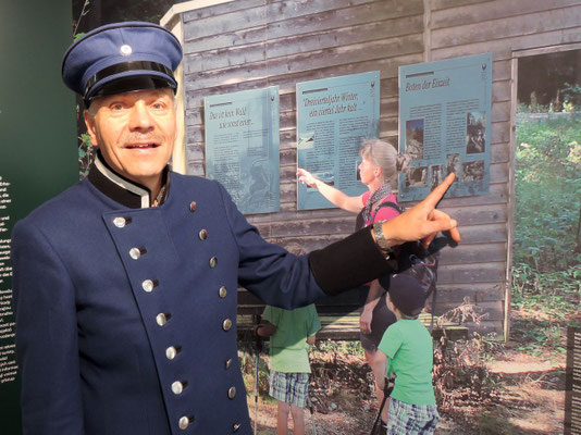 Hartmut Löfflmann, Geschäftsführer des Naturparks Bayerischer Wald e.V., in historischer Bahneruniform von 1877 bei einer Führung im Besucherzentrum NaturparkWelten in Bayerisch Eisenstein. Foto: Christoph Schumann, 2023