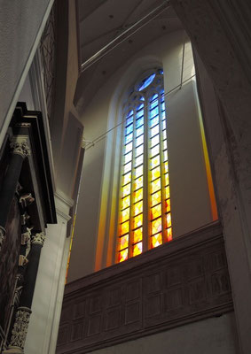 Leuchtendes Glasfenster von Ólafur Elíasson in Greifswalds Dom St. Nikolai. Foto: Christoph Schumann, 2024