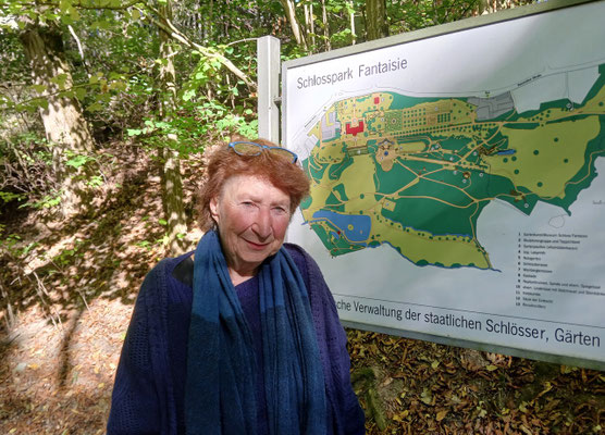 Mein Jean-Paul-Guide Karla Fohrbeck im Schlosspark Fantaisie Eckersdorf. Foto: Christoph Schumann, 2025