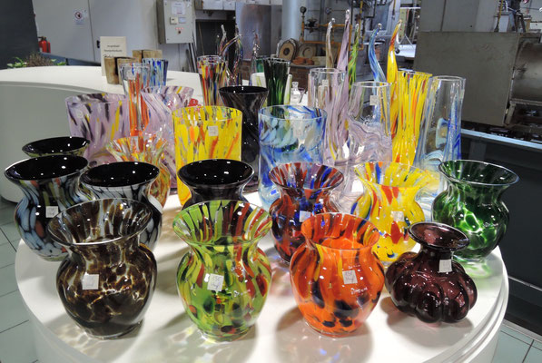 Sogenanntes „gschundenes Glas“ zum Verkauf - mundgeblasen von Arbeitern bei Zwiesel Kristallglas in Zwiesel. Foto: Christoph Schumann, 2023