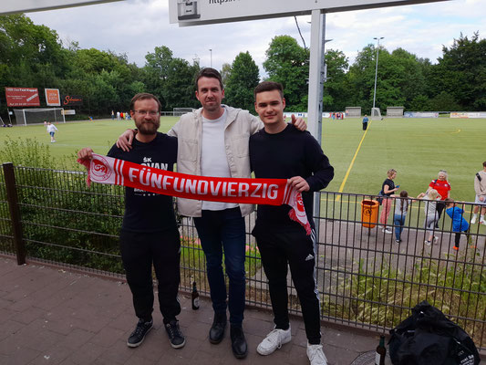 Sportvorstand Robin Berg begrüßt Marc Schüler (l.) und Tom Burghardt (r.) am Waldschlößchen.