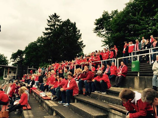 Rot-Weiße Fans in Menden (2015): Dort gewinnt die 1. Mannschaft das erste Spiel gegen den SV Ottfingen durch ein Freistoßtor von Kenny Neumann mit 1:0