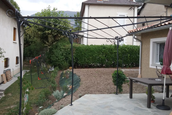 Pergola fer forgé, tonnelle métal décorative jardin, atelier de métallerie Hautes-Alpes 