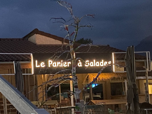 Enseigne lumineuse en métal, fabricant enseigne Hautes-Alpes, métallerie design Hautes-Alpes