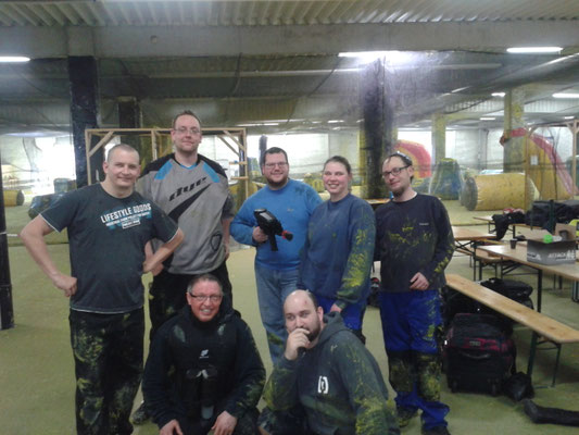 Das Gruppenfoto nach 4 Stunden Paintball