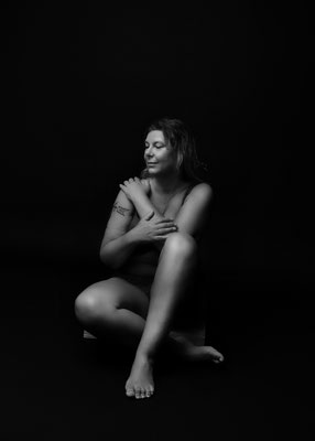 Dramatisches Spiel mit Licht und Schatten – Präzise Blitzlicht-Fotografie.