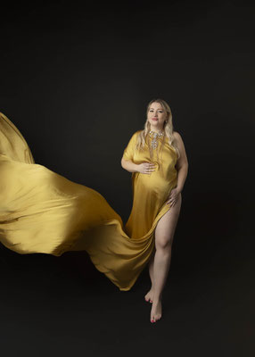 High-end maternity photography inspired by fashion editorials