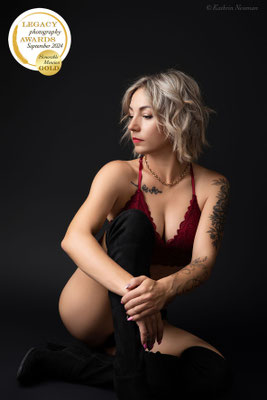 Boudoir-Look mit Spitzen-Body und High Heels für ein starkes Auftreten. Legacy Photography Award