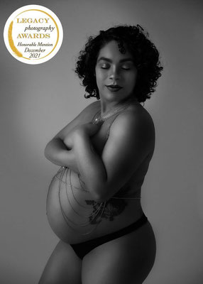 Timeless maternity portrait created in Bavaria