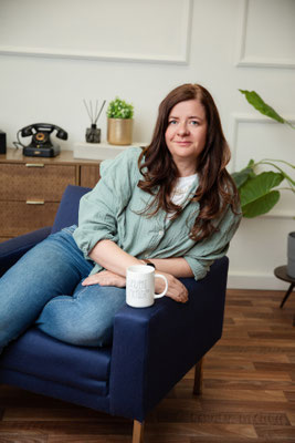 Moderne Branding-Fotografie für Frauen – Klarheit und Geborgenheit für Mama-Coaching-Webseiten.