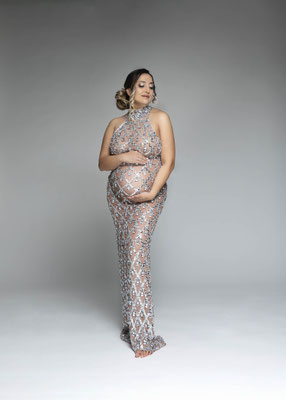 Expressive pregnancy photography for women in Germany