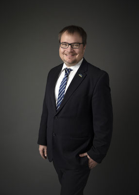 Authentic and approachable: Business portrait using soft, natural light.