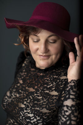 Eleganz in Schwarz – Der klassische Boudoir-Look für jede Frau.