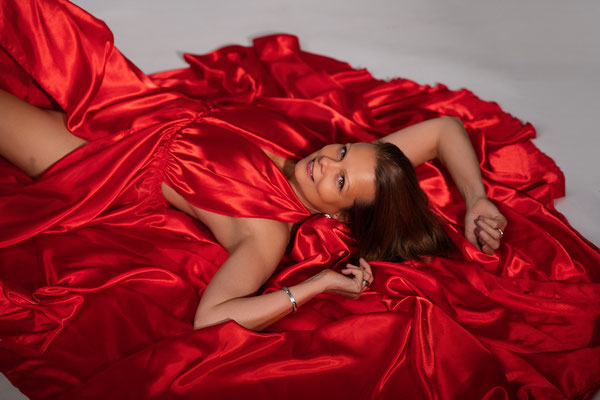 Empowered woman posing confidently during luxury boudoir session