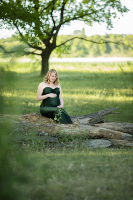 Soft and emotional pregnancy photography in a private studio