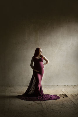 Zeitloses Fine-Art-Foto einer schwangeren Frau