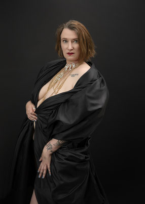 Initiiere deine Sichtbarkeit – Kraftvolles Portrait einer starken Frau.