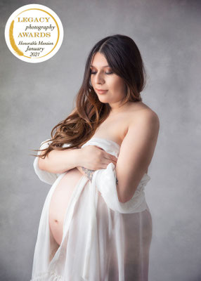 Timeless maternity photography for women in Germany
