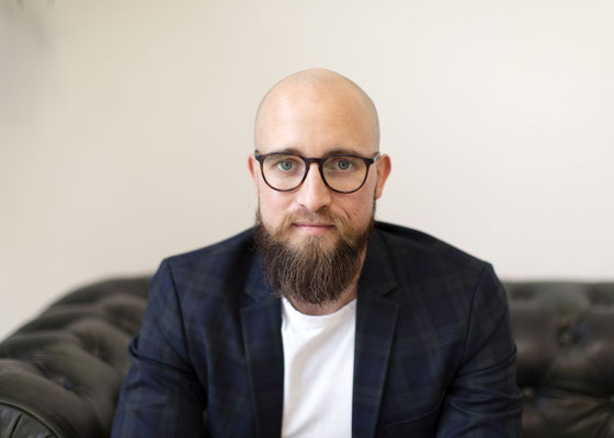 Klassisches Manager-Portrait im Studio – Souveräne Ausstrahlung für Führungskräfte.