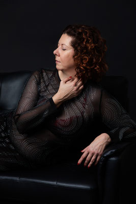 Boudoir-Look mit Spitzen-Body und High Heels für ein starkes Auftreten.