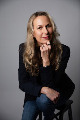 Business portrait highlighting a woman’s strong yet approachable presence