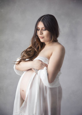 Modern maternity portrait with sculptural lighting