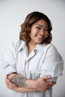 Lachen und Leichtigkeit – Authentische Momente beim Boudoir-Shooting.