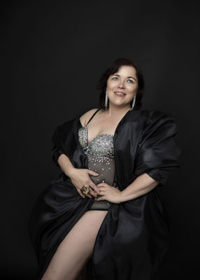 Sinnliche Fotografie, die weibliche Eleganz und innere Freiheit ausstrahlt.