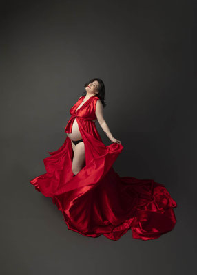 Editorial maternity portrait celebrating individuality