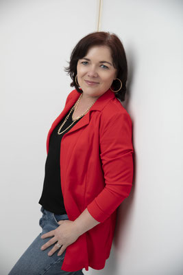 Professional executive headshot for consultants and strategists – Kathrin Newman.
