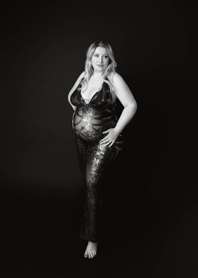 Fashion-forward maternity photography for modern women