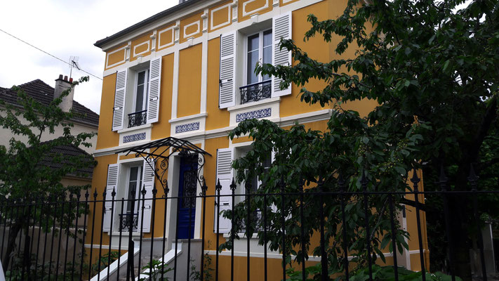 Cette façade grisâtre avant travaux, d'une maison dans le Val-d'Oise, se dote d'accents florentins avec ses émaux et sa couleur, après travaux.