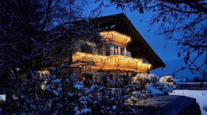 Die Pension Berghof weihnachtlich beleuchtet im Winter