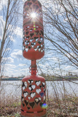 Sculpture monumentale au bord d'une rivière