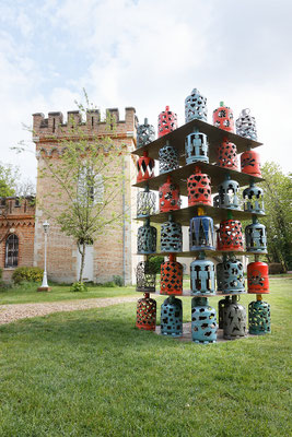 Sculptures sur bouteilles de gaz devant un château