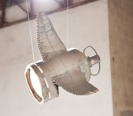 Bouteille de gaz sculptée en forme d'oiseau, suspendue