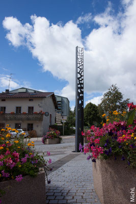 Sculpture monumentale en acier sur la place d'un village