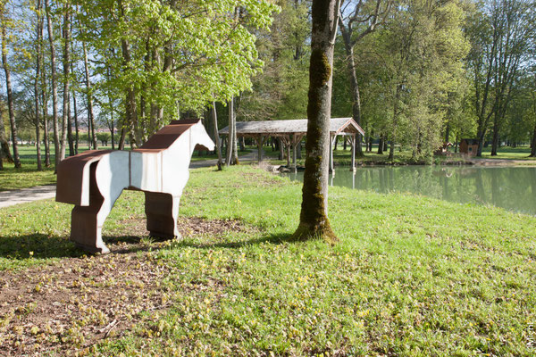 Sculpture en acier qui représente un cheval