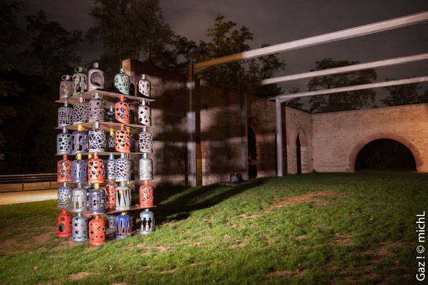 Sculptures sur bouteilles de gaz dans la nuit