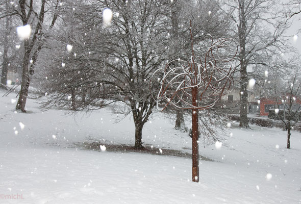 Sculpture monumentale en acier sous la neige