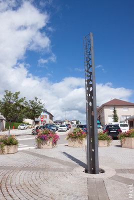 Sculpture monumentale en acier sur la place d'un village