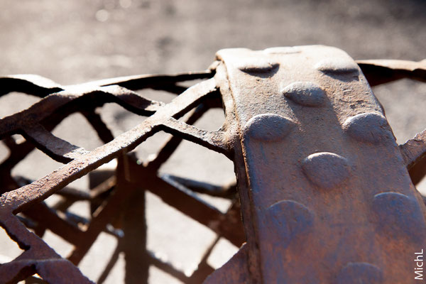 Sculpture en acier réalisée dans un godet de pelleteuse