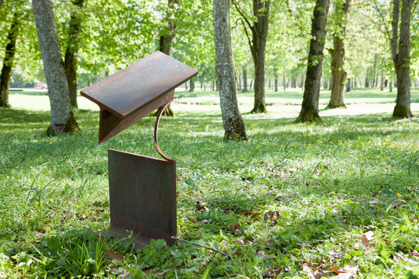Sculpture en acier dans un parc