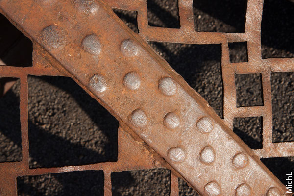 Sculpture en acier réalisée dans un godet de pelleteuse