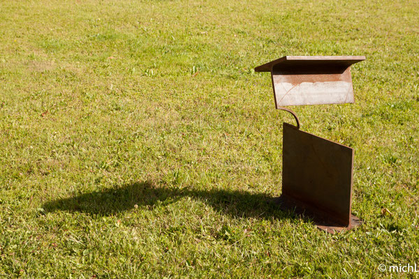Sculpture en acier dans un parc