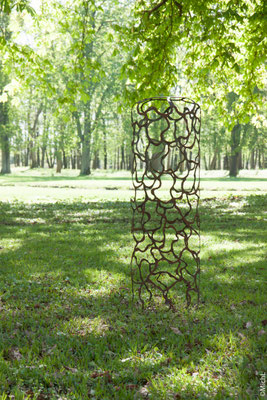Sculpture en acier dans un parc